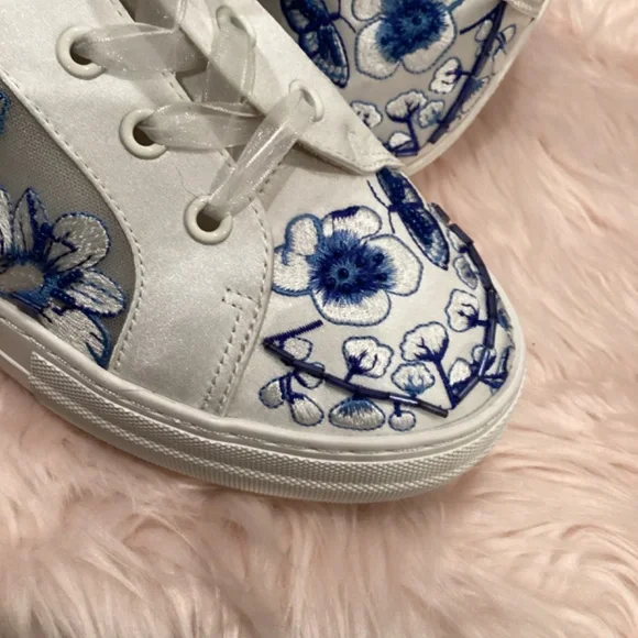 Betsey Johnson Blue and White Floral Sneakers 9M - Picture 2 of 7